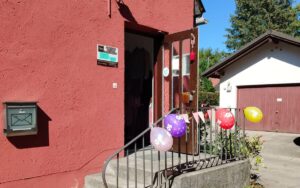 Eingang zur Kleiderkammer geschmückt