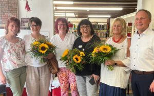 Vorstände und Gründerinnen der Kleiderkammer mit Schongauer Bürgermeister